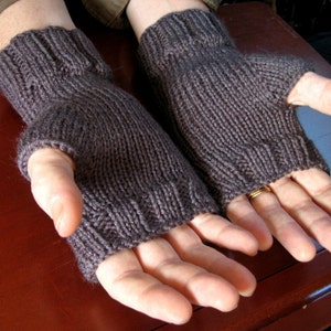 Tricot à la main gris anthracite gants sans doigts pour hommes, chauffe-mains gris unisexe, mitaines confortables image 2