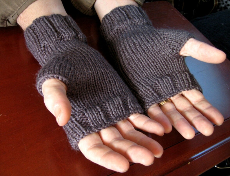 Tricot à la main gris anthracite gants sans doigts pour hommes, chauffe-mains gris unisexe, mitaines confortables image 2