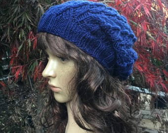 Bonnet bleu marine slouchy, chapeau ample style boho, couvre-chef d’hiver chic femme