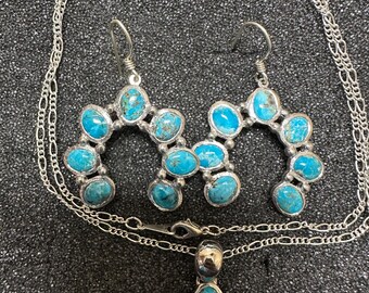 Conjunto de pendientes y colgante de herradura de turquesa