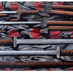 Puede incluir: Primer plano de una colección de armas de artes marciales, incluyendo espadas, nunchakus y bastones de madera, dispuestos sobre un fondo de tela oscura con patrones florales rojos.