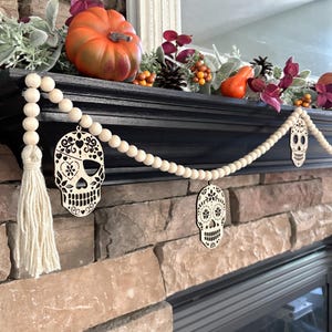 Guirnalda de Halloween con calaveras de caramelo, decoración espeluznante para repisa de chimenea del Día de los Muertos, guirnalda de cuentas de madera, borlas de yute, dijes de madera