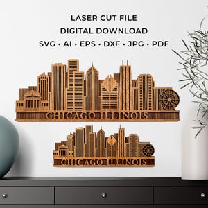 Op de afbeelding: Lasergesneden houten skyline van Chicago, Illinois, met gedetailleerde gebouw silhouetten en de naam van de stad. Het ontwerp bevat een reuzenrad en verschillende architecturale stijlen. De digitale download bevat SVG, AI, EPS, DXF, JPG en PDF formaten.