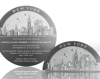 Invitación de boda con el horizonte de la ciudad de Nueva York en metal 3D: la invitación de metal plateado, dorado o rosa dorado funciona también como una escultura que los invitados conservan