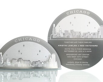 Puede incluir: Invitación de boda plateada con una silueta de la ciudad de Chicago, Illinois. La invitación dice "Junto con sus familias, Kristin Lawlan & Ned Hatchard les invitan a su boda, el 26 de septiembre de 2015 a las 5:30 pm, Bridgeport Art Center, 1200 West 35th Street, Chicago. Cócteles, cena y baile inmediatamente después de la ceremonia."
