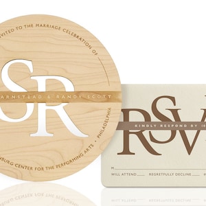 Puede incluir: Una invitación de boda de madera con las iniciales "SR" recortadas en el centro. La invitación es para Sarah Yarnstead y Randy Scott, y la boda es el 17 de octubre de 2015 a las 18:00 en el Annenberg Center for the Performing Arts en Filadelfia. La tarjeta RSVP es beige con texto marrón y una cinta marrón.