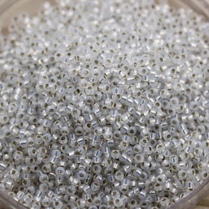 Cuentas Miyuki de 20 g, color blanco lechoso roto 11/0 con revestimiento plateado, calidad superior, color 551
