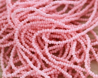 Cuentas de semillas checas Sol Gel Baby Pink 11/0 - 1 madeja - 12/20"