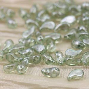 50 Stück 5x8mm Transparent Green Luster Zoliduo Left Version 2-Loch Tropfenförmige böhmische Glasperlen, fabelhafte neue Perlen...