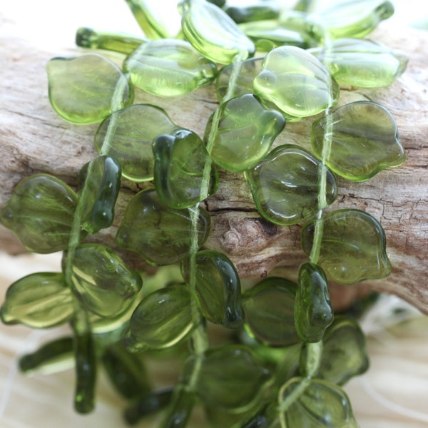 NEW! 20pcs 12X15mm Olivine Curved Leaves Czech Glass Beads