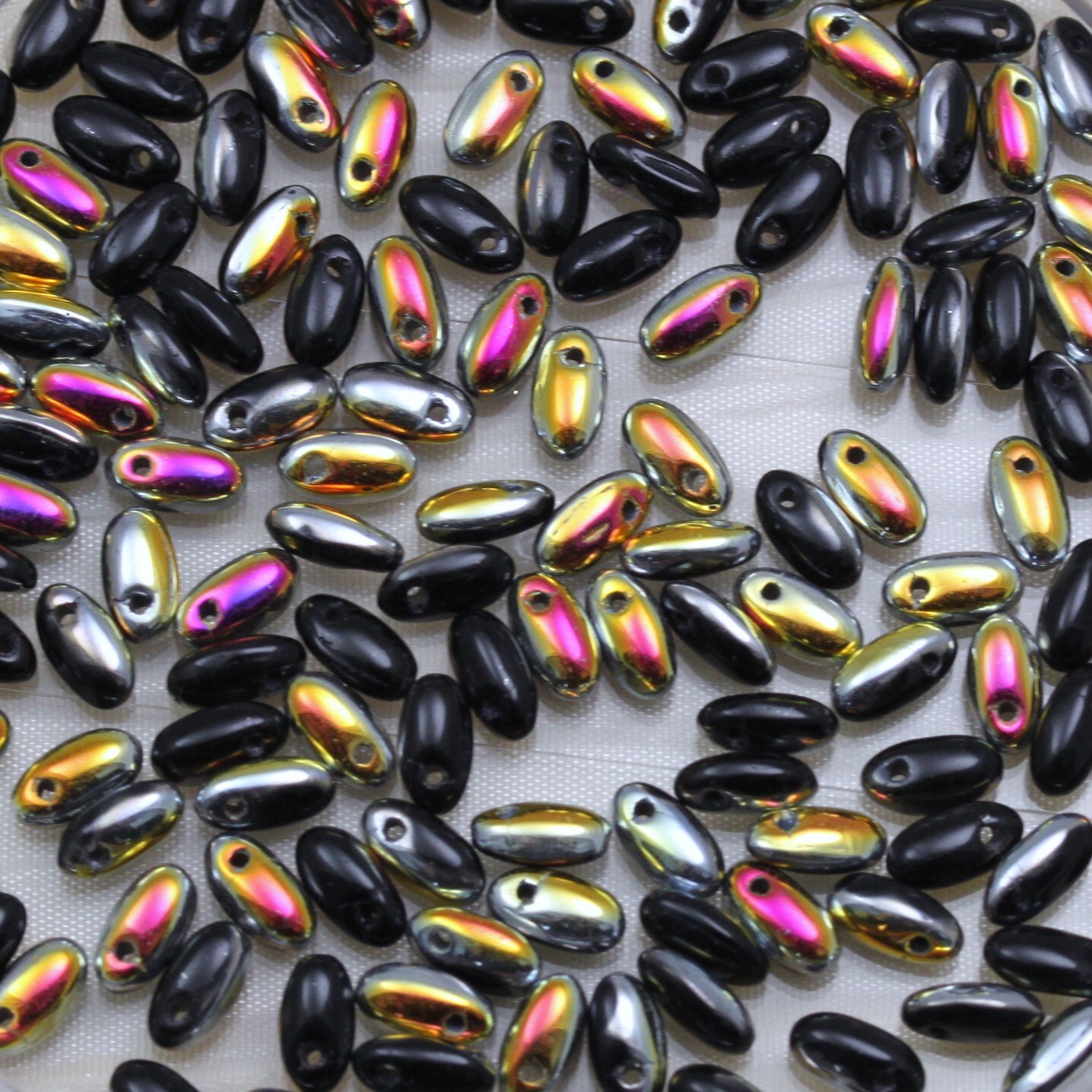 20グラム 2.5 x 6 mm ジェット / Marea Rizo チェコガラスビーズ