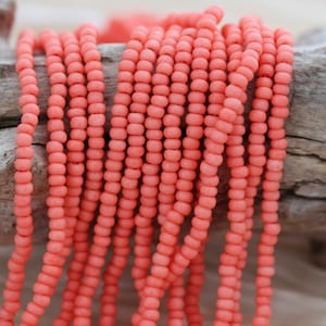 8/0 ソル ジェル マット サーモン チェコ シードビーズ - 1 ハンク - 6/20&quot;。フロスト サーモン ピンク ビーズ