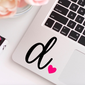 Calcomanía de vinilo con una sola letra y corazón / Inicial en minúscula / Calcomanía Yeti / Laptop / Calcomanía personalizada para auto / Calcomanía con monograma / Iniciales