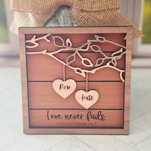 Panneau en bois personnalisé « L'amour ne s'éteint jamais » : cadeau 3D pour couple