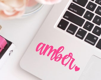 Vinilo adhesivo personalizado con nombre y corazón - Pegatina para coche, portátil o vaso (fuente HW)