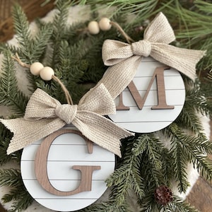 Adorno navideño inicial / Monograma / Letra única / Revestimiento de madera / Estilo rústico / Minimalista / Adorno 2024 / Boho / Etiqueta de regalo para calcetín
