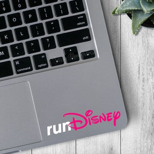 Run Disney zweifarbige Vinyl Aufkleber |  run Disney | Marathon | Läufer | Auto-Aufkleber | Laptop | Wasserflasche | Schneller Versand