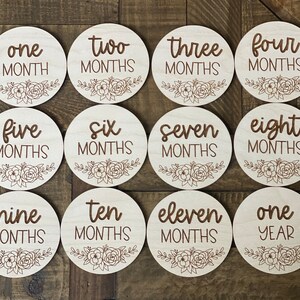 Disques floraux pour les jalons mensuels | Jalon bébé | Jalon mensuel gravé en bois | Accessoire photo | Marqueurs d'étape | Bohème | Fille | Cartes