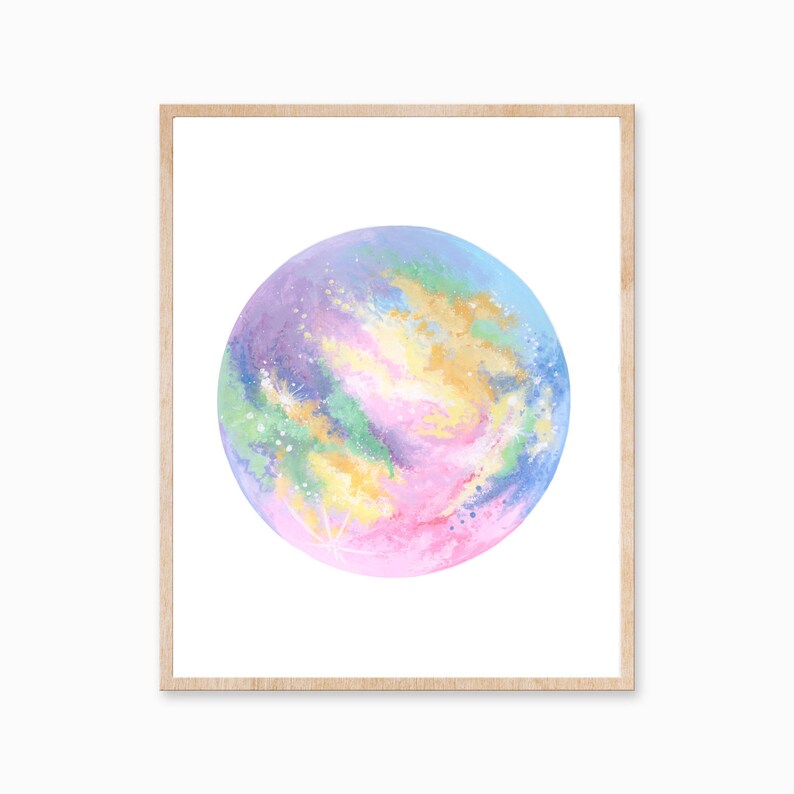 Pu&ograve; includere: Una stampa incorniciata di un dipinto ad acquerello di un pianeta colorato con sfumature di rosa, viola, verde e giallo.