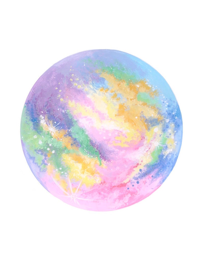 Pu&ograve; includere: Un dipinto rotondo e colorato di una galassia con sfumature di rosa, blu, giallo e verde. La galassia ha un design vorticoso e astratto.
