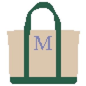 Op de afbeelding: Een gepixelde draagtas met een beige body, donkergroene handvatten en een donkergroene basis. De tas heeft een grote, lichtpaarse letter "M" in het midden. De handvatten lopen over de bovenkant van de tas.