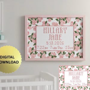 Könnte beinhalten: Ein gerahmtes Kreuzstichbild mit dem Namen "Hillary Jane" und Geburtsdaten: 13. Mai 2026, 7:22 Uhr, 3,4 kg und 58 cm. Das Design hat einen rosa-grünen Blumenrand, mit einem digitalen Download-Etikett.