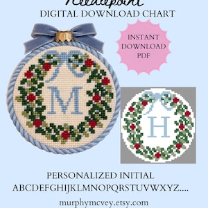 Pode incluir: Um gráfico de ponto de agulha para download digital com um design de guirlanda circular com bagas vermelhas e folhas verdes, acentuado por um laço azul claro. O design inclui uma letra M ou H central e o texto Needlepoint DIGITAL DOWNLOAD CHART.