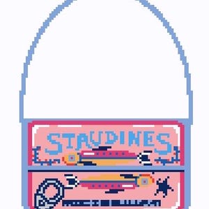 Op de afbeelding: Pixelafbeelding van een roze sardineblik met blauwe tekst "STAUDINES" en "MUCH IN BLUMM". Het blik bevat twee visillustraties en een blauw handvat.
