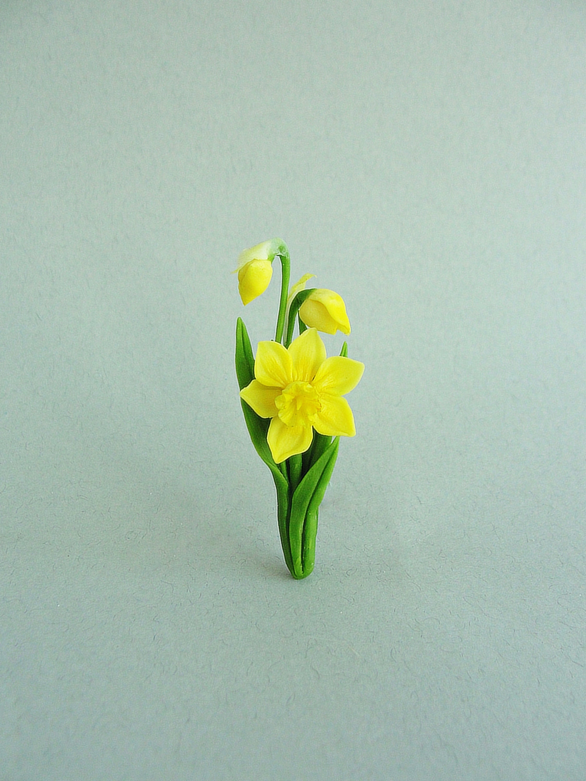 Daffodil High Shine Silicone Beads 15mm