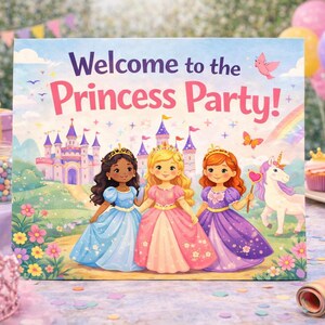 以下が含まれることがあります： プリンセスパーティーのカラフルなイラスト。画像には、ガウンを着た3人のプリンセス、お城、虹、そして「Welcome to the Princess Party！」というテキストが描かれています。風船、カップケーキ、ギフトも表示されています。