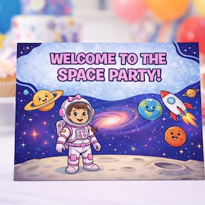以下が含まれることがあります： 「WELCOME TO THE SPACE PARTY!」の文字が入った長方形のサインには、漫画の宇宙飛行士、惑星、ロケットが星空の銀河の背景に描かれています。 サインは青い縁で装飾されており、宇宙をテーマにしたパーティー用である可能性があります。