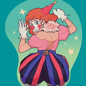 Könnte beinhalten: Ein Clown mit roten Haaren, der ein rosa-blaues Kleid mit einer rot-weißen Mütze trägt, posiert mit erhobenen Händen. Der Hintergrund ist hellgrün mit weißen Sternen.