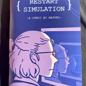 Puede incluir: Una portada de cómic con un esquema de color morado y azul. El título es "Restart Simulation" con llaves alrededor de la palabra "Simulation". La portada presenta a una mujer con cabello corto y oscuro que lleva gafas y mira una pantalla de computadora. La pantalla muestra un reflejo de la mujer, con múltiples reflejos de su rostro.