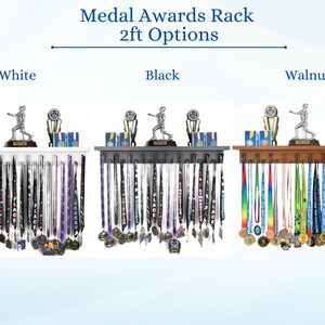 Pu&ograve; includere: Espositori per medaglie bianchi, neri e noce. Ogni espositore contiene medaglie e presenta un ripiano con trofei e una statuetta. Il testo "Medal Awards Rack 2ft Options" &egrave; in alto.