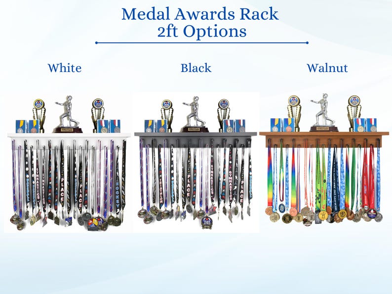 Pu&ograve; includere: Espositori per medaglie bianchi, neri e noce. Ogni espositore contiene medaglie e presenta un ripiano con trofei e una statuetta. Il testo "Medal Awards Rack 2ft Options" &egrave; in alto.