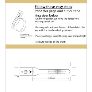 Può includere: Misuratore di anelli stampabile con istruzioni. Il testo recita "Ring Sizer Printout" e "Follow these easy steps". Il misuratore è lungo 8,89 cm e include una tabella per misurare le misure degli anelli.