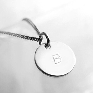 Minimalistische Kette mit Gravur, 925 Silber Plättchen, Zarter Anhänger mit Buchstabe