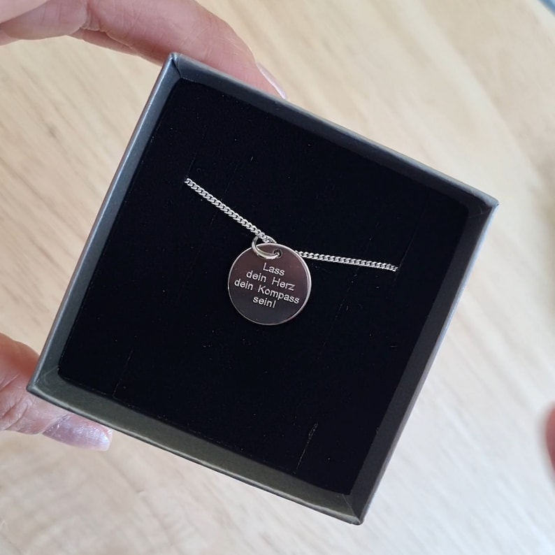 Kompass-Kette aus 925 Silber in kleinen Geschenkbox. Das Bild zeigt die Rückseite des Anhängers.
