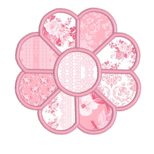 Può includere: Un design a patchwork a forma di fiore rosa con vari motivi floreali e di pizzo. Il design è composto da otto sezioni, ciascuna con un motivo diverso.