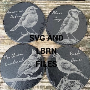 Pode incluir: Quatro  tábuas de ardósia pretas com imagens gravadas de pássaros. Os  tábuas  têm os nomes "American Robin", "Blue Jay", "Northern Cardinal" e "Rock Dove".