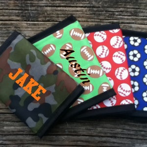 CARTERAS PERSONALIZADAS PARA NIÑOS - Carteras triples de nailon bordado con camuflaje y deportes, fútbol, béisbol, fútbol americano, baloncesto y purpurina.
