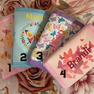 Carteras personalizadas para niñas - Carteras de mariposas en rosa, morado o azul - Unicornio - Camuflaje, Deportes, Fútbol, Baloncesto, Fútbol, Béisbol