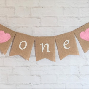 Banner de primer cumpleaños, Banner de silla alta, Banner de corazón, Banner de arpillera, Banner de arpillera para San Valentín de primer cumpleaños, Smash de pastel, Banner de arpillera