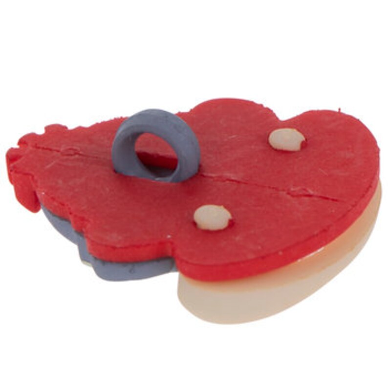 Puede incluir: Un bot&oacute;n rojo en forma de coraz&oacute;n con una base de color beige claro y un lazo azul. Dos peque&ntilde;os acentos circulares blancos est&aacute;n en la superficie superior. El bot&oacute;n es probablemente para coser o hacer manualidades.