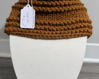 Cuello cálido y acogedor en lino dorado