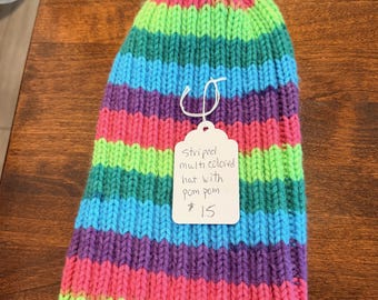 Gorro multicolor a rayas tejido a mano con pompón