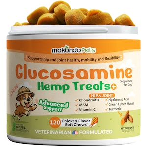Puede incluir: Un envase blanco lleno de golosinas para perros con sabor a pollo. La etiqueta dice "Glucosamine Hemp Treats+" y enumera ingredientes para la salud de las caderas y las articulaciones. Contiene 120 masticables blandos.
