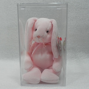 Può includere: Giocattolo di peluche coniglio rosa Beanie Baby in una teca di plastica trasparente.