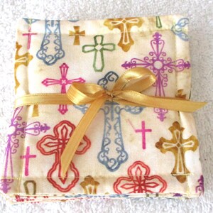 JUEGO DE POSAVASOS ~ CRUCES ~ Religioso ~ Tela ~ Juego de 4 ~ Reversible ~ Lavable ~ Forrado ~ Decoración para el hogar y la mesa ~ Nuevo