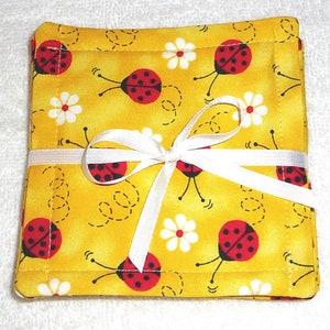 ONDERZETTERSET ~ lieveheersbeestjes ~ madeliefjes en groene bladeren ~ stof ~ set van 4 ~ omkeerbaar ~ wasbaar ~ woondecoratie ~ NIEUW